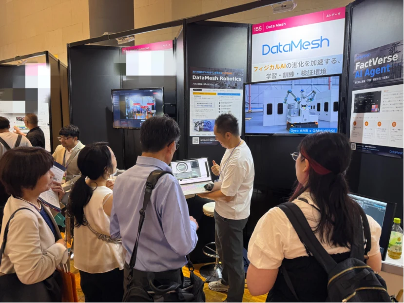 Visitors viewing a DataMesh robotics and industrial digital twin demonstration at TECH BEAT Shizuoka 2026